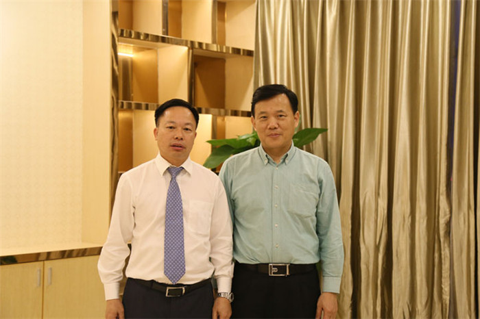 恒大材料公司董事長餘偉橋與午夜成人小电影公司董事長葉榮恒在“一對一”交流會上合影.jpg