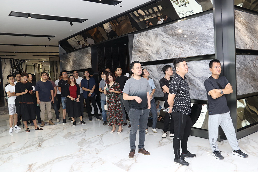 設計師認真的了解午夜成人小电影的企業文化和成人午夜福利网站